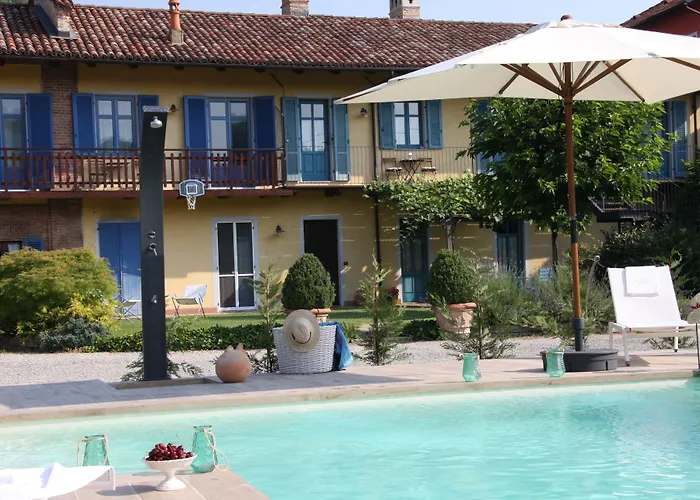 ベッド・アンド・ブレックファスト Antico Casale Mattei - Adult Only Corneliano d'Alba