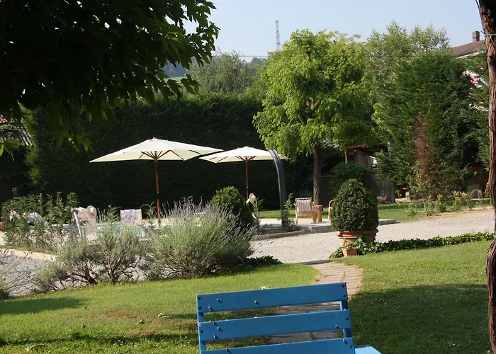 ベッド・アンド・ブレックファスト Antico Casale Mattei - Adult Only Corneliano d'Alba