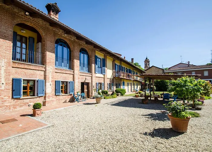 ベッド・アンド・ブレックファスト Antico Casale Mattei - Adult Only Corneliano d'Alba