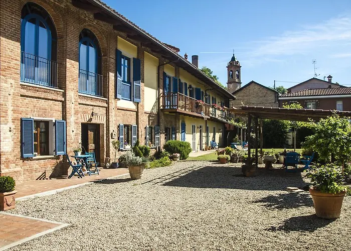 ベッド・アンド・ブレックファスト Antico Casale Mattei - Adult Only Corneliano d'Alba